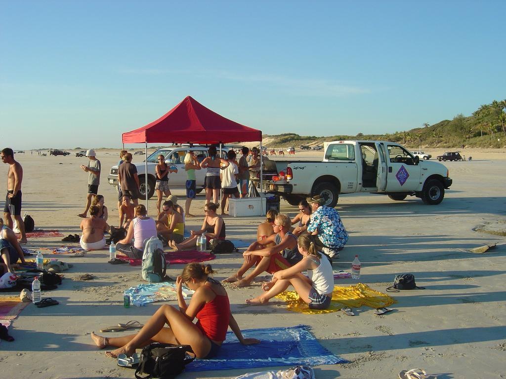ברום Cable Beach Backpackers מראה חיצוני תמונה